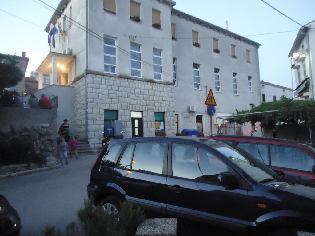 Apartment Filip Vrbnik Bagian luar foto